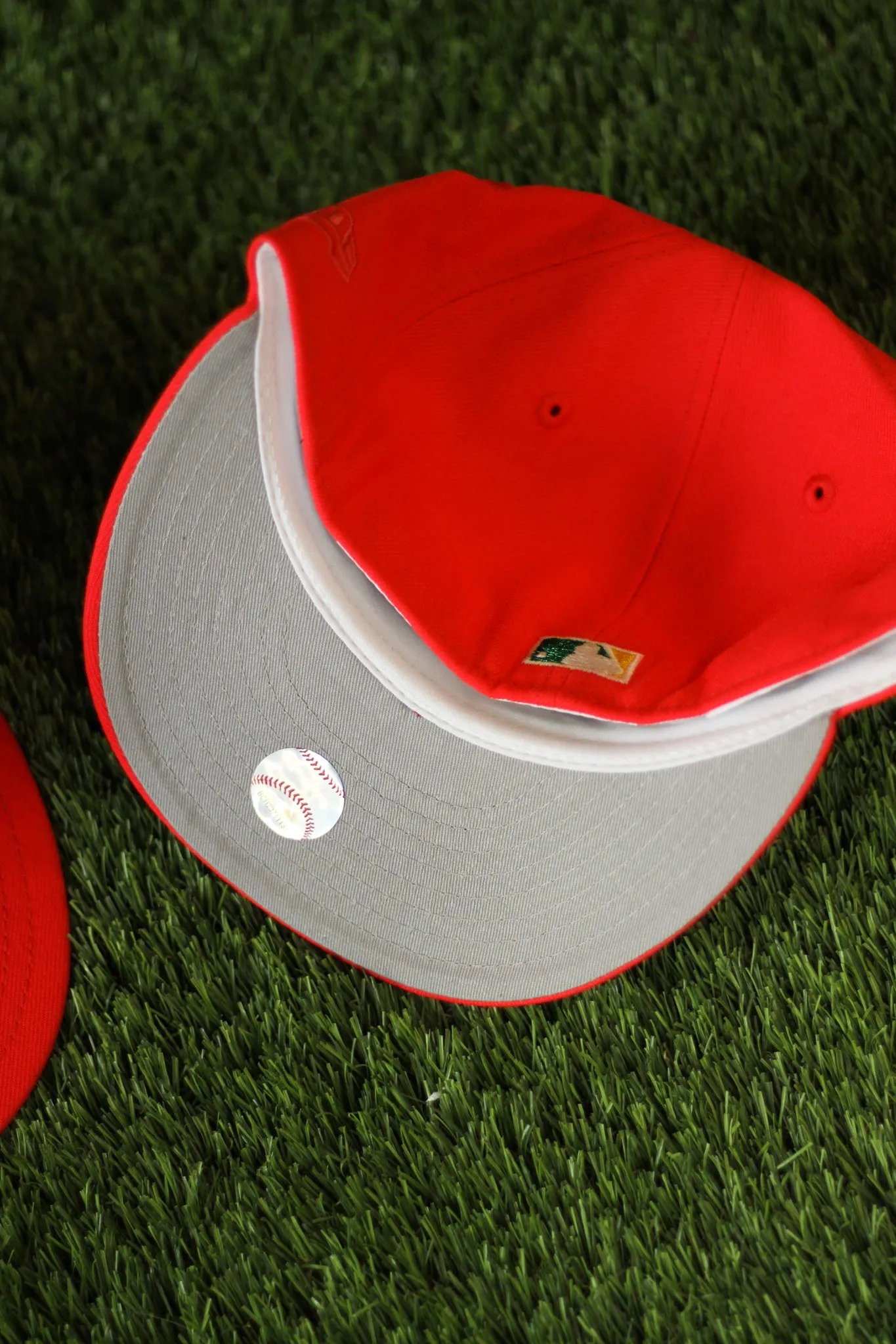 2008 OAKLAND ATHLETICS LAVA RED FITTED W/ GREY UNDER VISOR