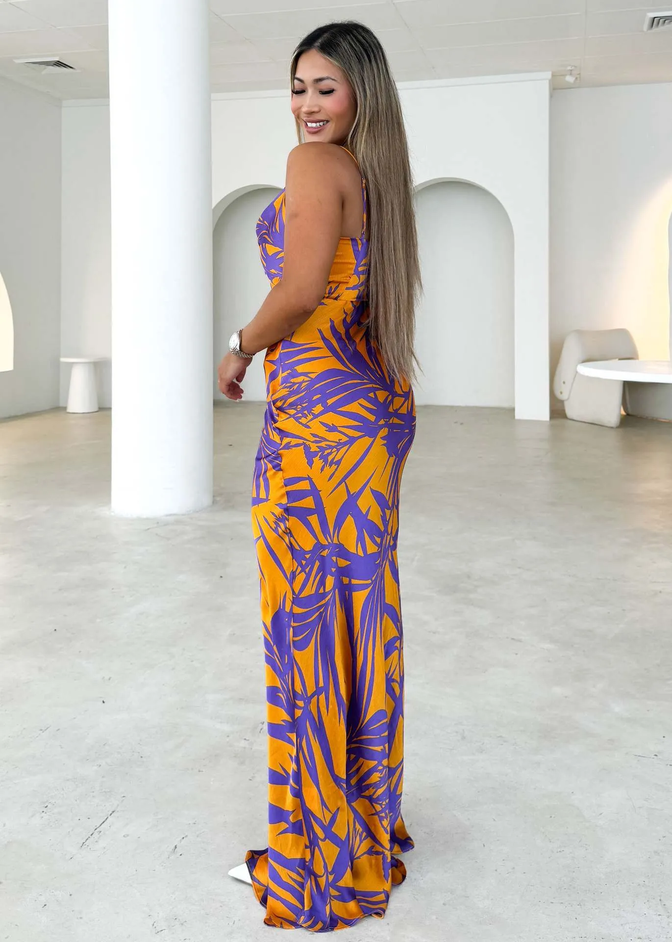 Vibrant Tropical Print V-Neck Maxi Dress with Sleek Silhouette