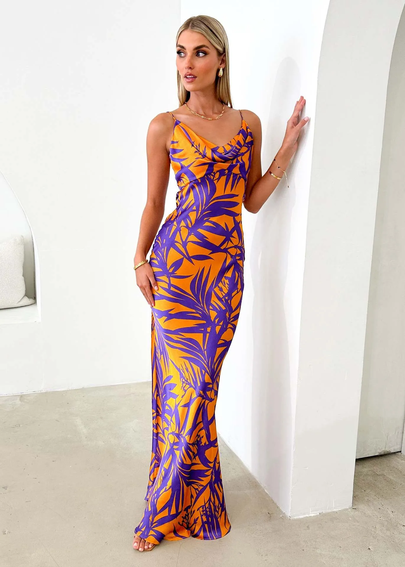 Vibrant Tropical Print V-Neck Maxi Dress with Sleek Silhouette