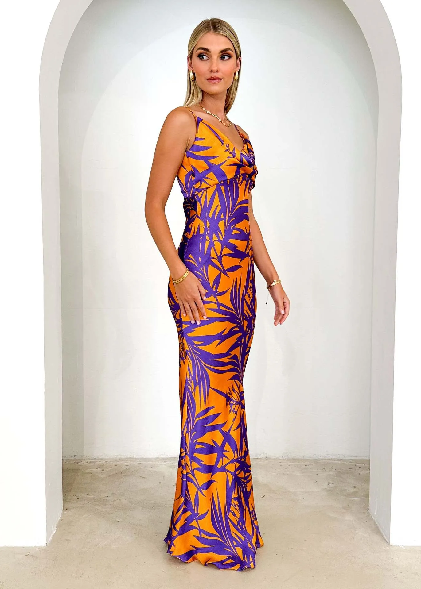 Vibrant Tropical Print V-Neck Maxi Dress with Sleek Silhouette