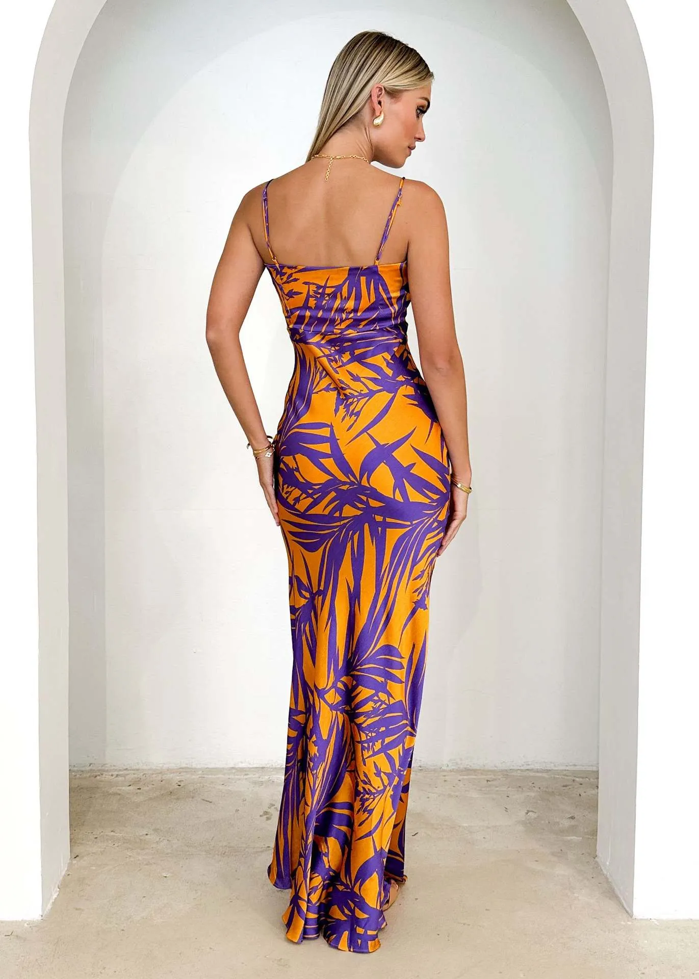 Vibrant Tropical Print V-Neck Maxi Dress with Sleek Silhouette